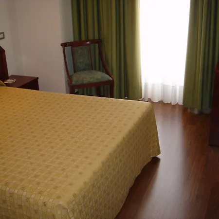 Hotel Compostela 2*